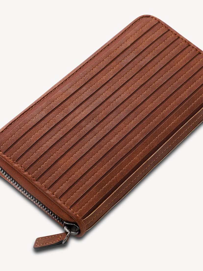 Close-up van bruine leren portemonnee met ritssluiting en stiksels