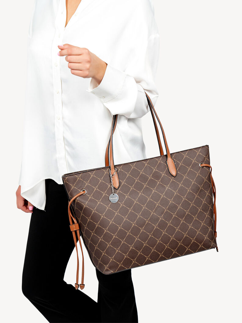 Detailaufnahme Frau mit brauner Shopper-Tasche mit Muster &uuml;ber der Schulter