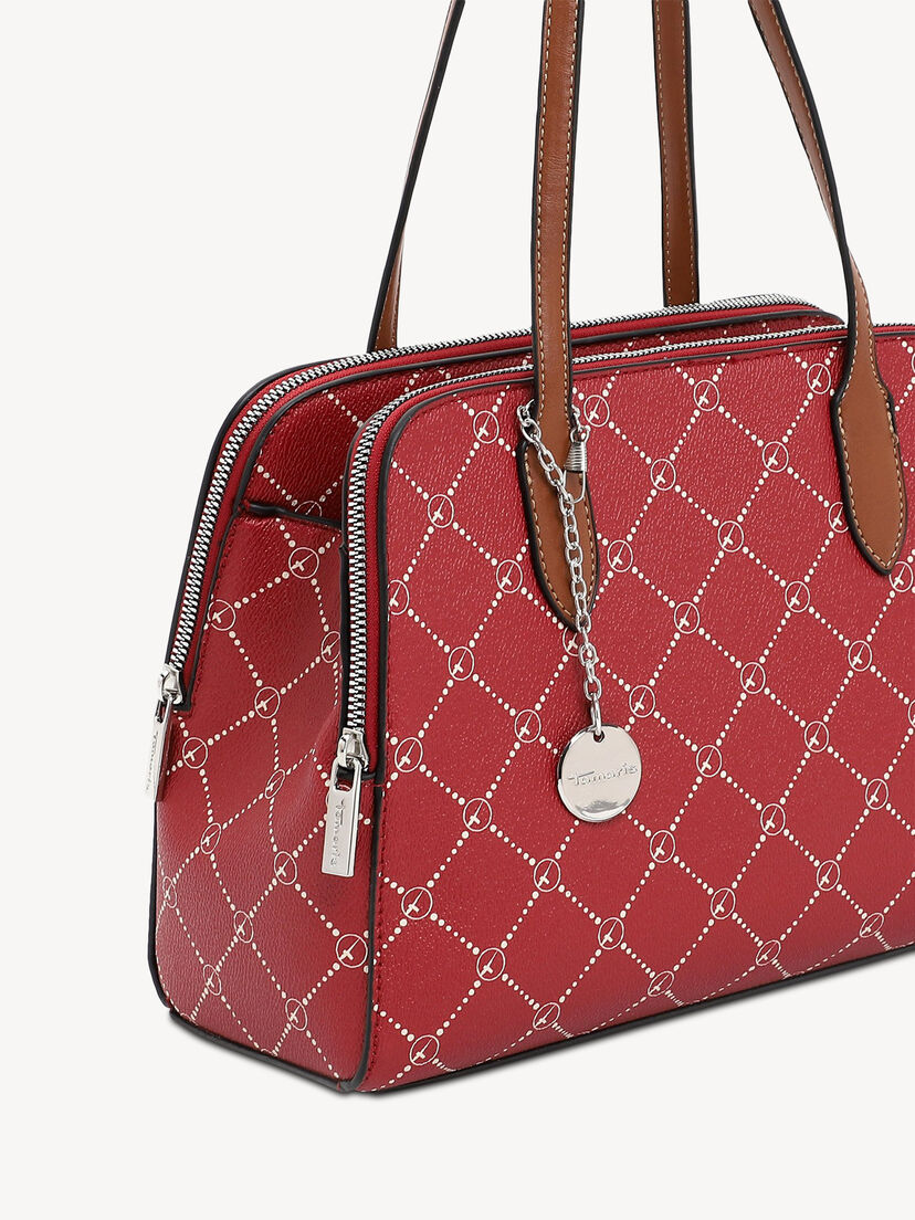 Zijaanzicht van rode handtas met bruine hengsels en decoratieve hanger