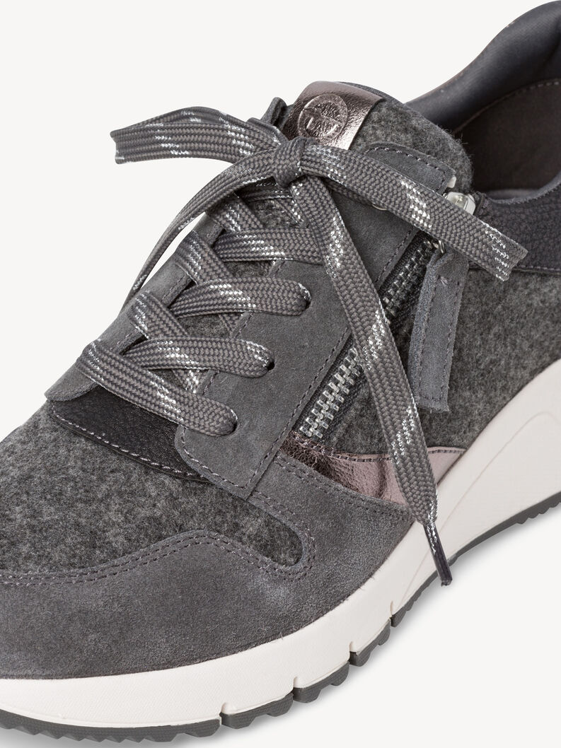 Detail grauer Sneaker aus Wolle und Veloursleder mit Schn&uuml;rsenkel und Rei&szlig;verschluss