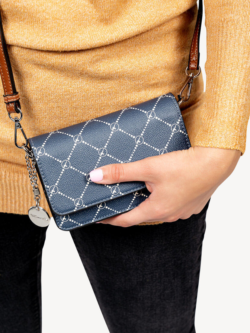 Vrouw die donkerblauwe leren crossbodytas vasthoudt met wit patroon en bruine details