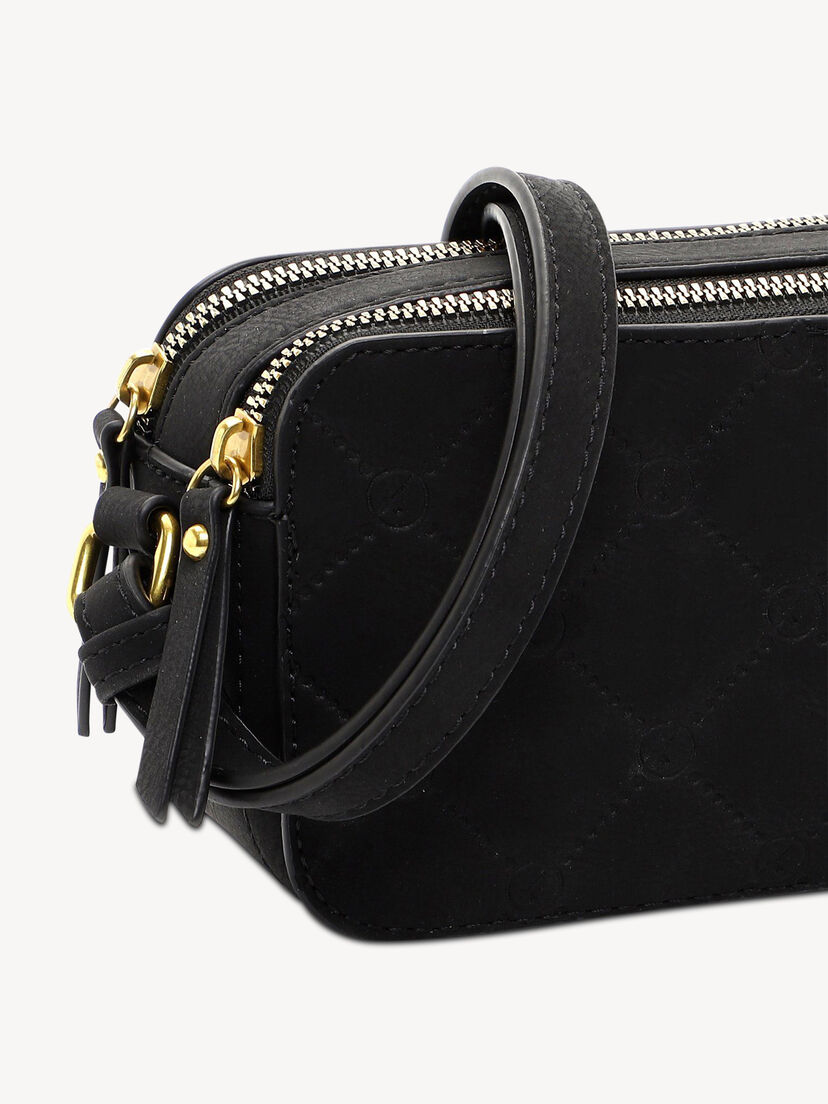 Close-up van zwarte su&egrave;de crossbodytas met verstelbare band en gouden ritsen