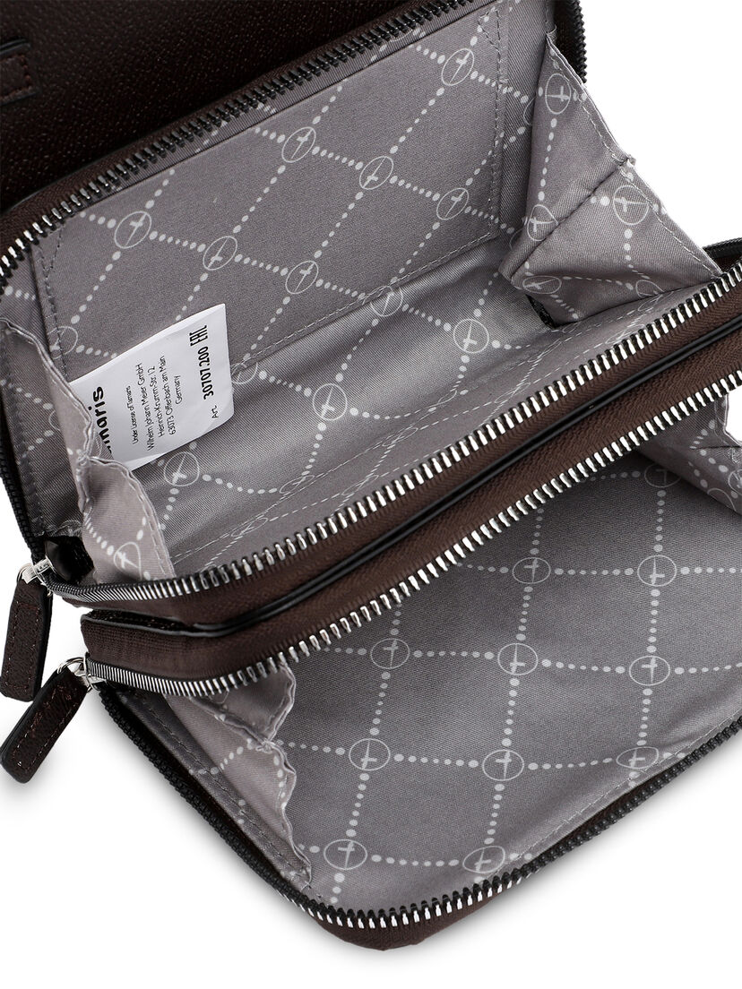 Close-up van bruine tas binnenkant met logoprint voering