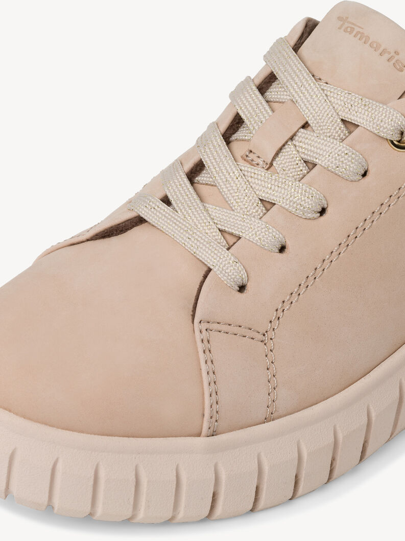 Detailaufnahme eines beigen Ledersneakers mit beigen Schn&uuml;rsenkeln