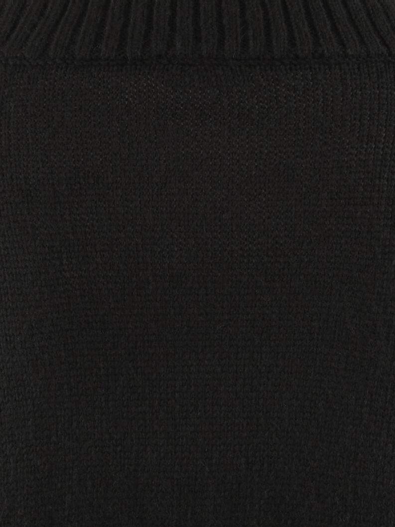 Zbliżenie czarnego dzianego swetra z prążkowanym obszyciem