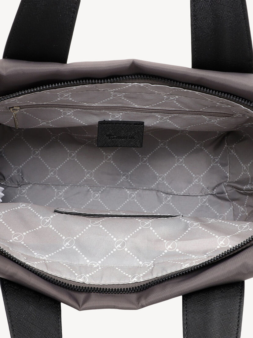 Close-up van grijze nylon handtas met patroon binnenvoering