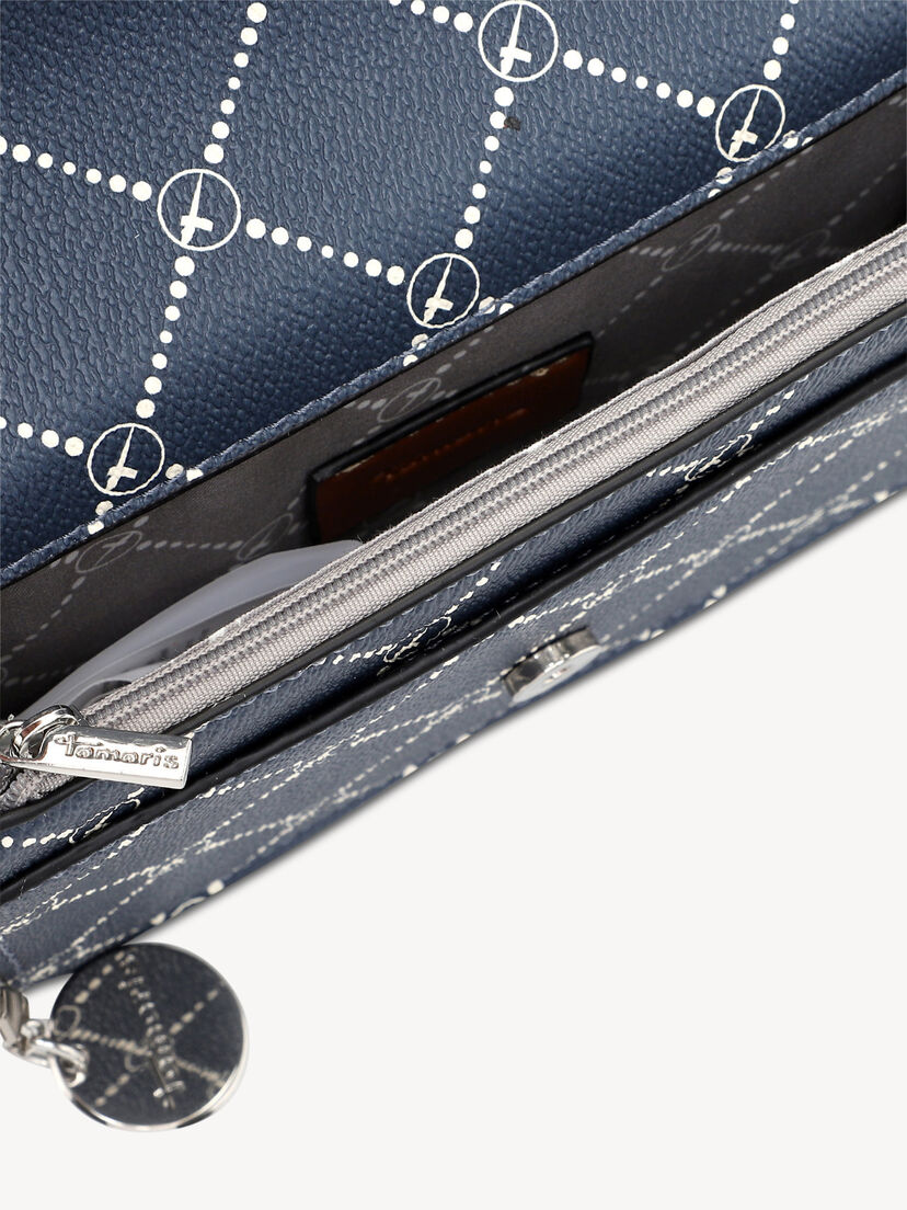 Close-up van rits aan blauwe leren tas met wit patroon en metalen logo