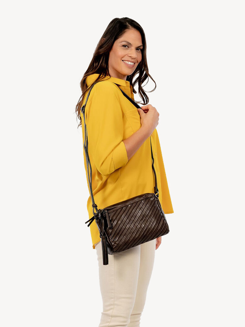 Frau mit brauner Leder-Crossbodytasche und gelbem Hemd