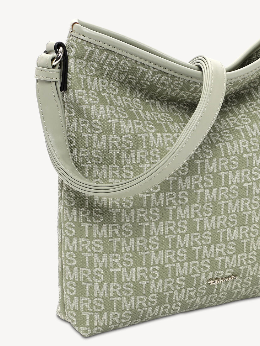 Detail van groene textieltas met witte logoprint en leren band