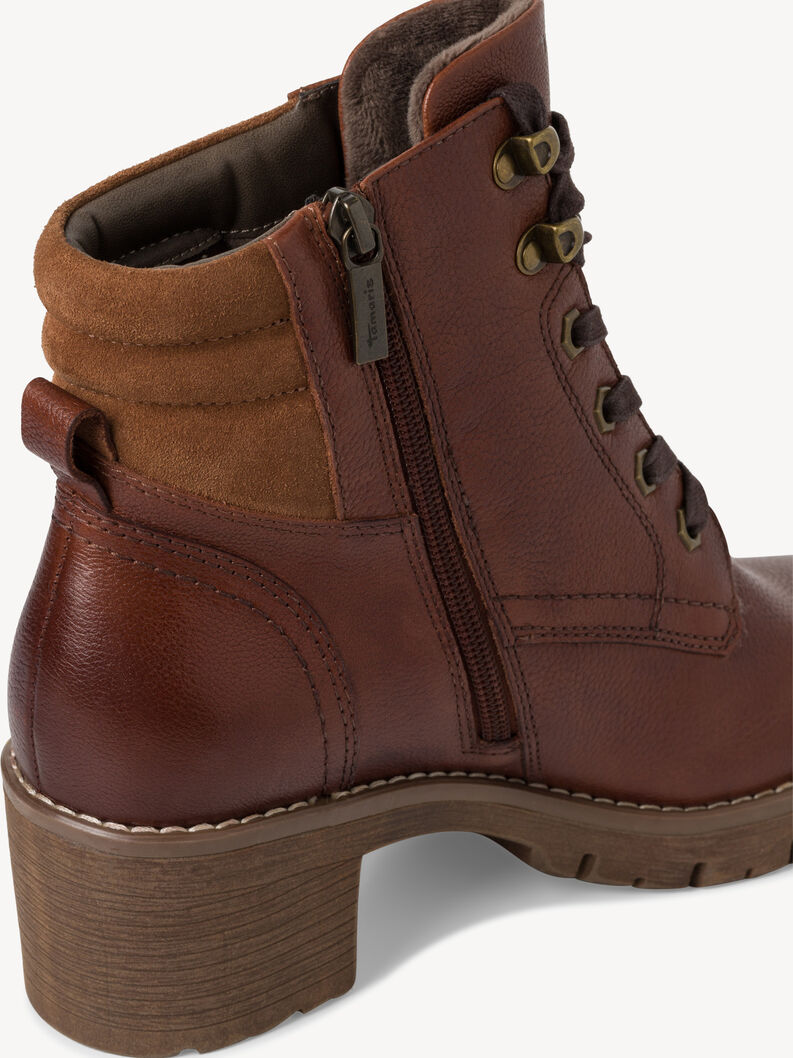 Gros plan sur bottine femme en cuir marron avec fermeture &eacute;clair et col en daim