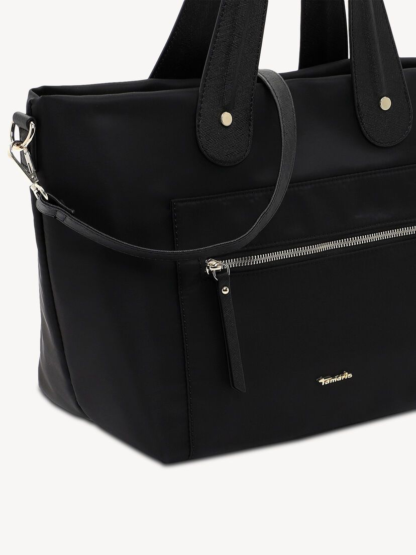 Detail van zwarte tas met leren handvat en gouden logo op voorvak