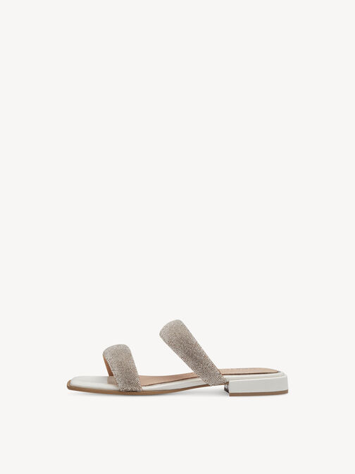 Wei&szlig;e und silberne Damenpantoletten mit niedrigem Absatz und funkelnden Riemen