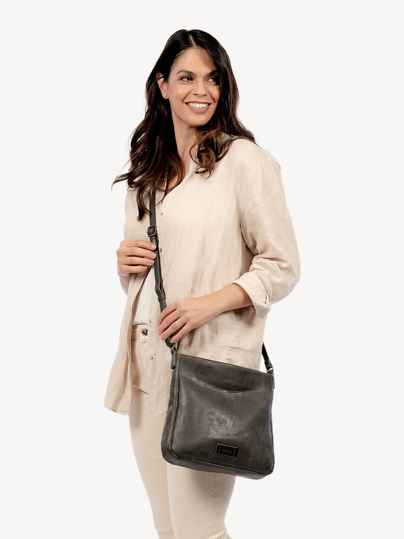 Frau mit dunkelgrauer Leder-Crossbody-Tasche in beige Kleidung