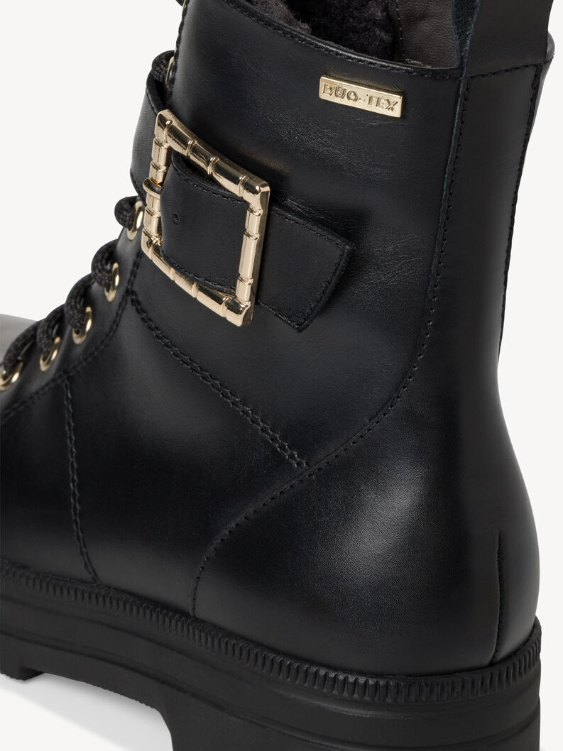 Detailaufnahme eines schwarzen Leder-Stiefels mit goldener Schnalle