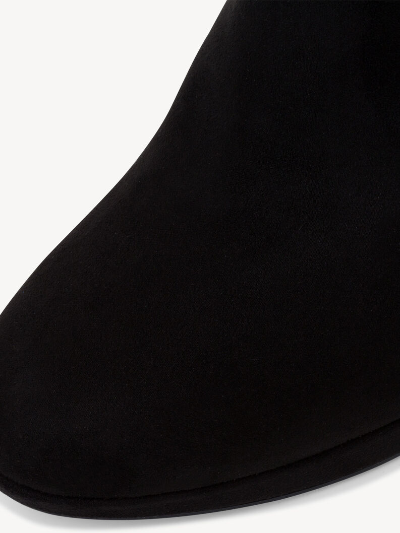 D&eacute;tail des bottines noires en daim &agrave; bout arrondi