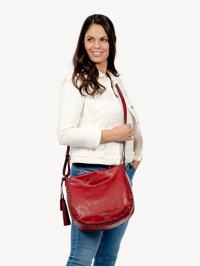 Vrouw met rode leren schoudertas en witte jas