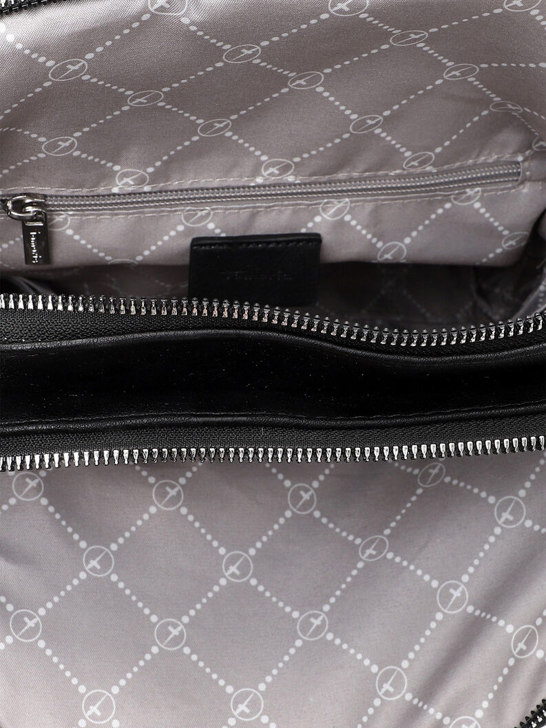 zblizenie wnętrza czarnego plecaka z kieszenią na zamek i nadrukiem logo