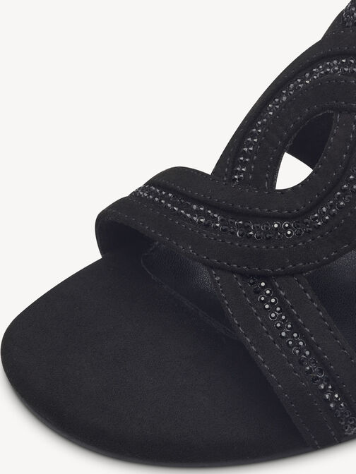 Nahaufnahme schwarzer Pantoletten mit dekorativen schwarzen Steinen auf Riemen