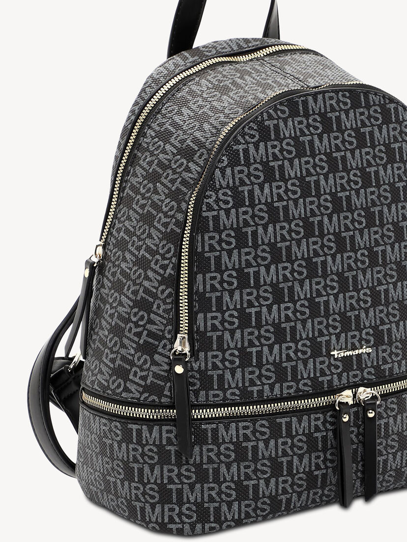 Zijdetail van zwarte rugzak met patroon, gouden logo en ritsen