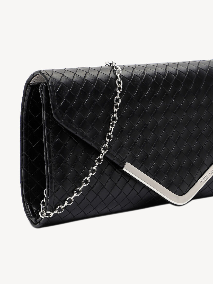 Zijdetail van zwarte clutch met metalen ketting en geweven patroon