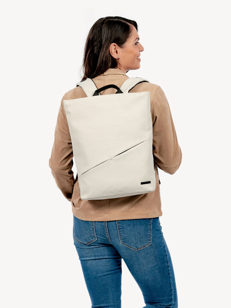 Biały plecak z czarnymi paskami noszony przez modelkę, nowoczesny styl