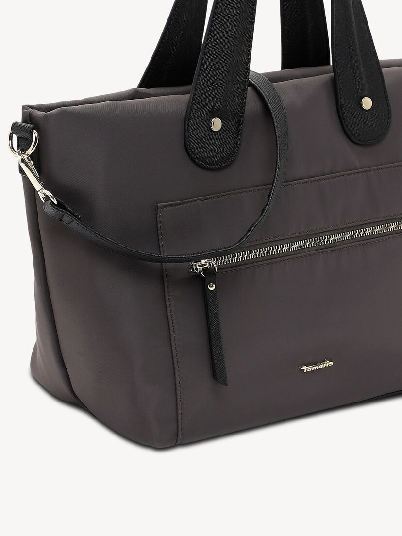 Close-up van grijze nylon handtas met afneembare zwarte schouderriem