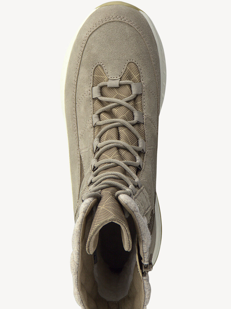 Nahaufnahme von oben eines braunen Damen-Winterstiefels mit Schn&uuml;rsenkeln