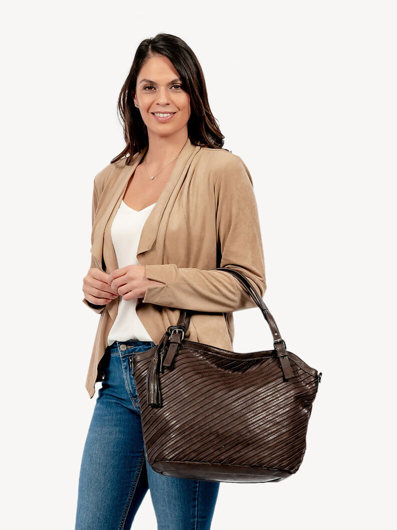 Dunkelbraune Damenhandtasche mit diagonalen Streifen, am Arm getragen