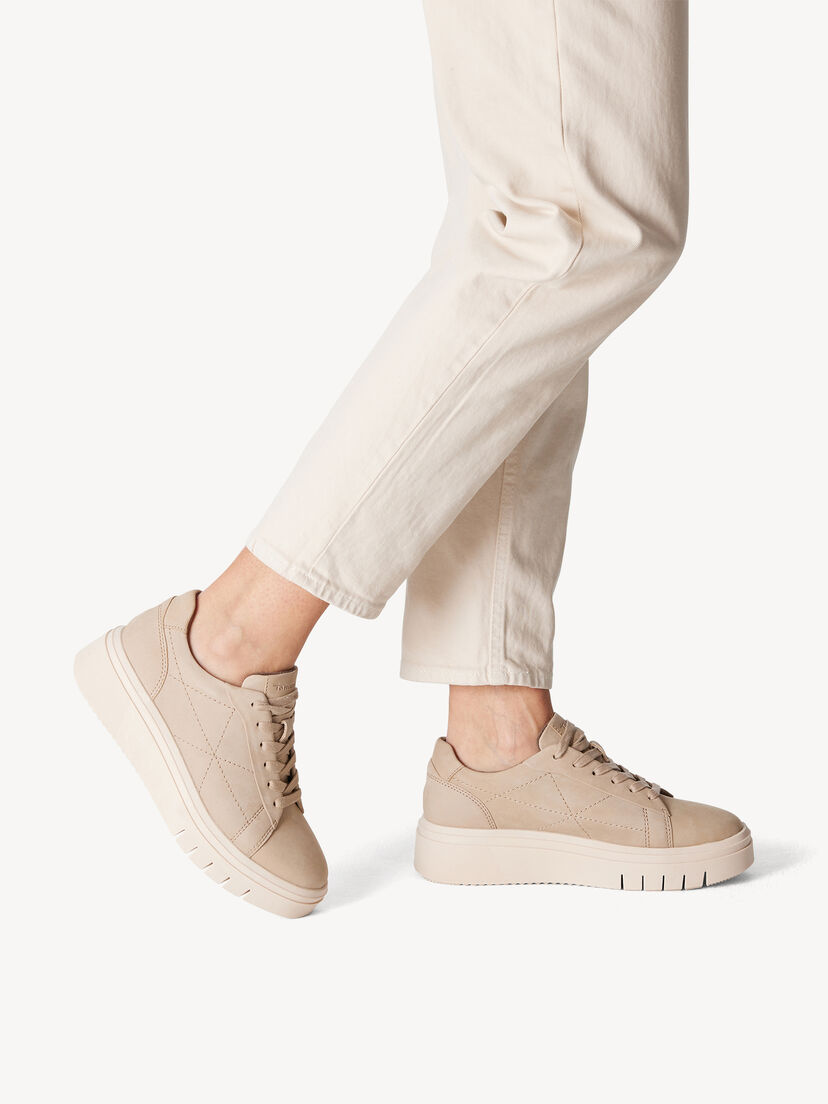 beige leren sneakers met dikke zool gedragen met beige broek