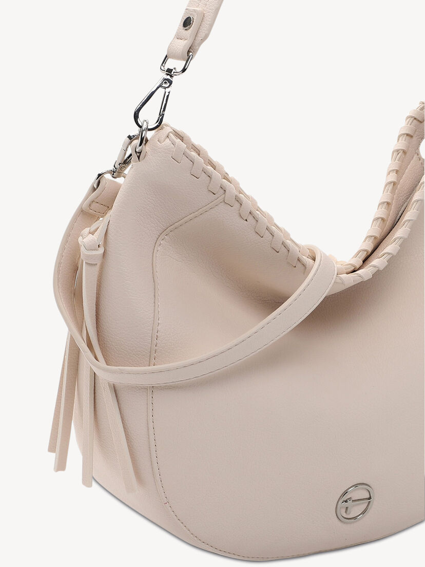 Detail van lichtbeige leren damestas met metalen logo en kwastjes