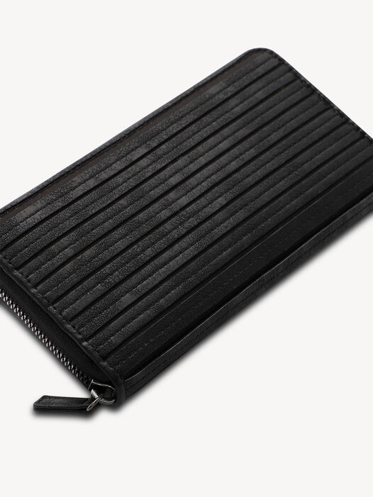 Close-up van zwarte portemonnee met elegante gestreepte textuur