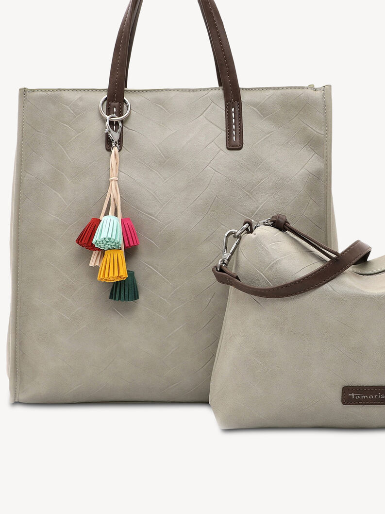 D&eacute;tail du sac gris et petit sac avec pompons color&eacute;s et d&eacute;tails marron