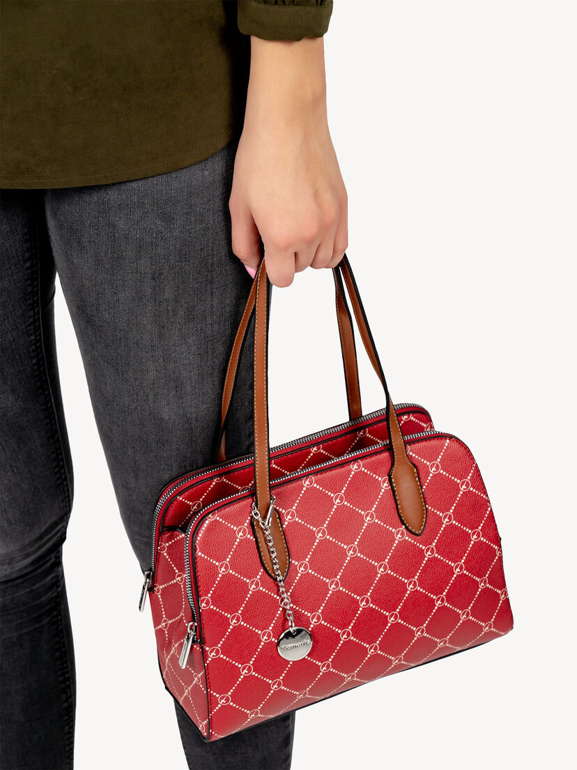 Vrouw houdt rode handtas met bruine handvatten en patroon