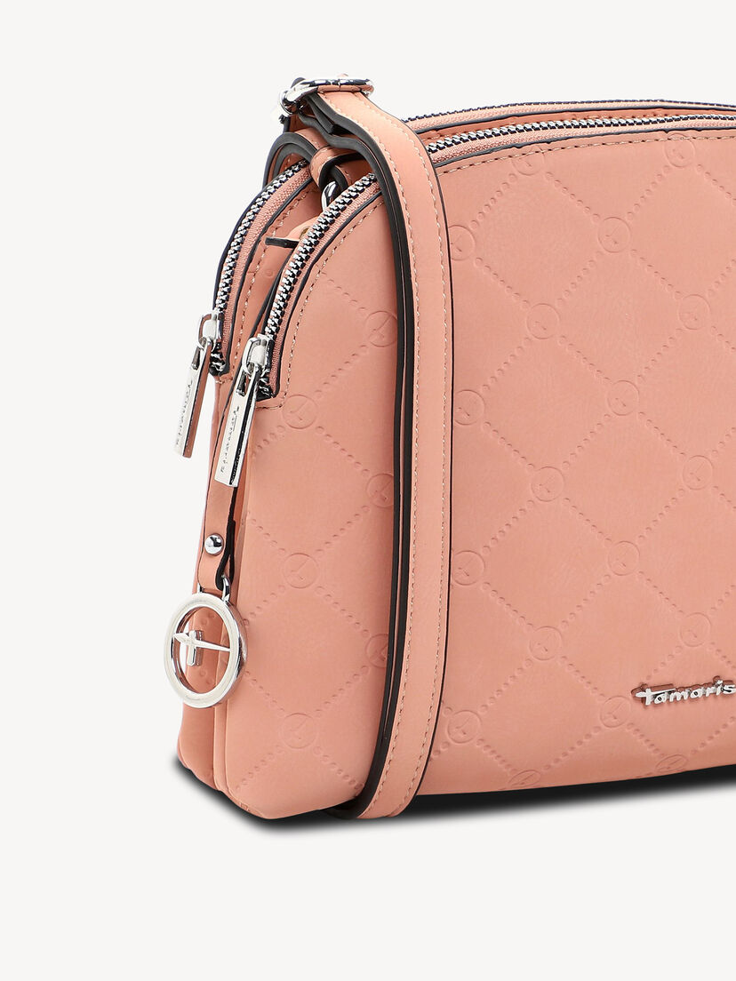 Close-up van roze crossbody riem met metalen logo