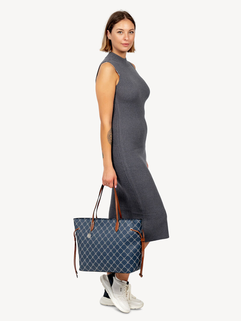 Vrouw met blauwe shopper tas met bruine leren handvatten in grijze jurk