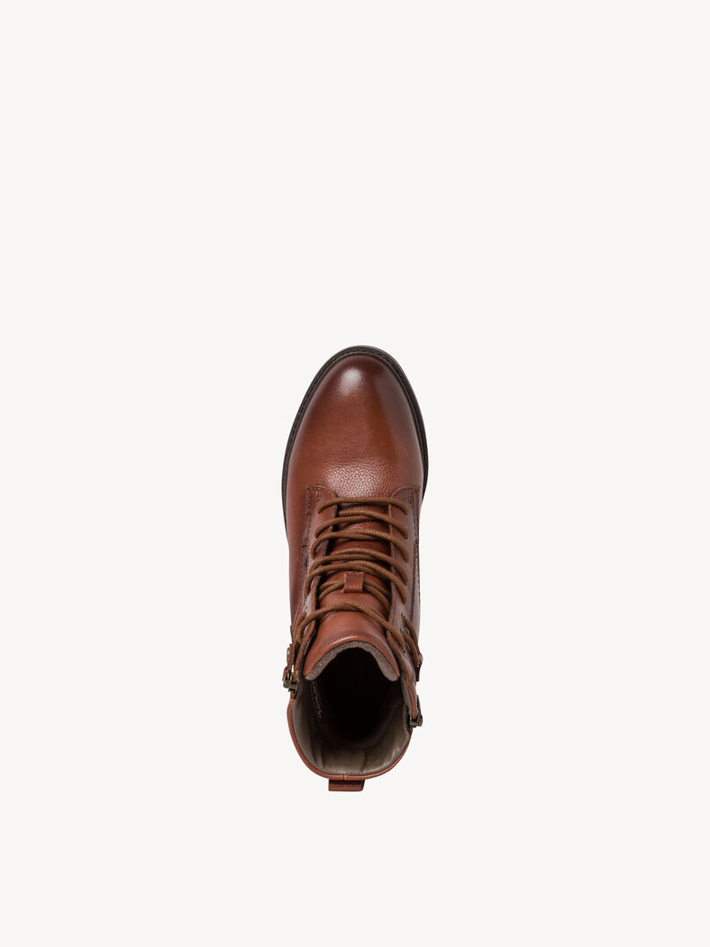 Vue de dessus sur bottines en cuir marron avec lacets