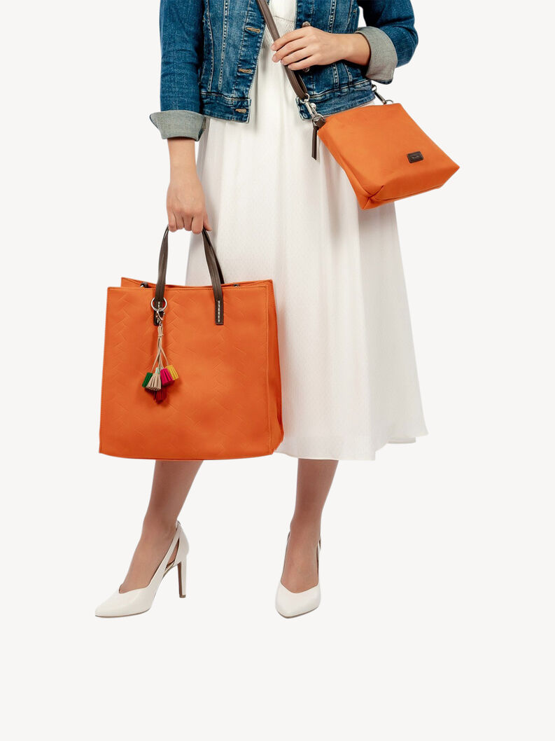 Femme tenant sac &agrave; main cuir orange avec pompons color&eacute;s et petit sac