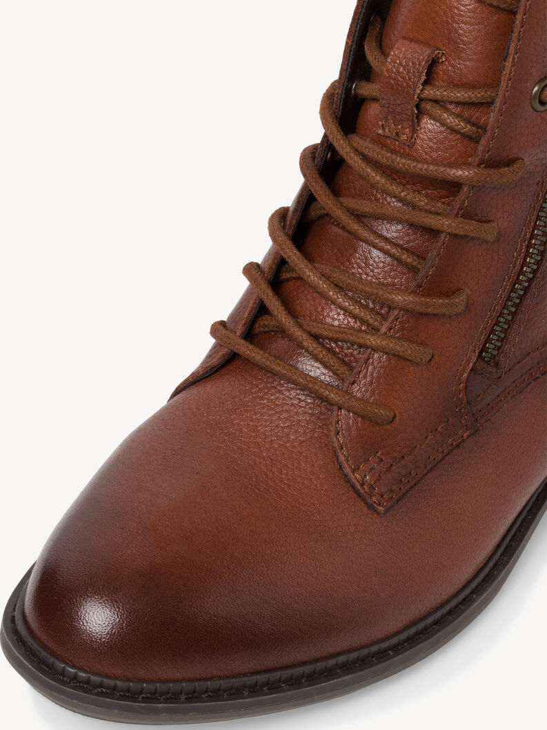 Gros plan sur bout rond et lacets de bottes en cuir marron