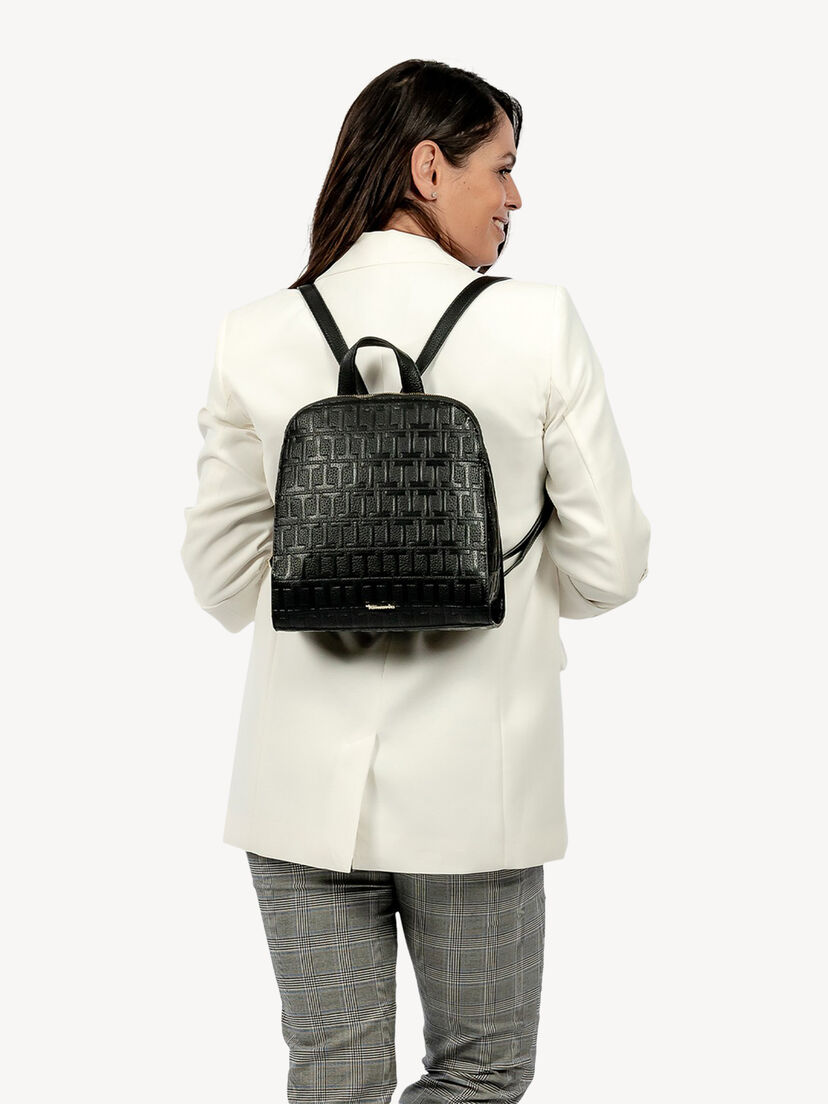 Zwart leren damesrugzak met reli&euml;fpatroon gedragen op de rug