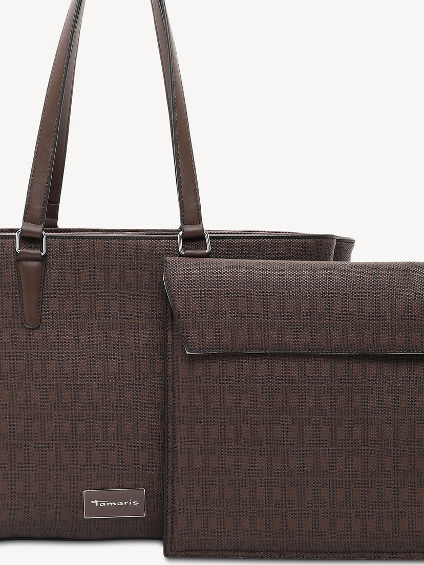 Close-up van Tamaris-logo op voorkant van bruine handtas