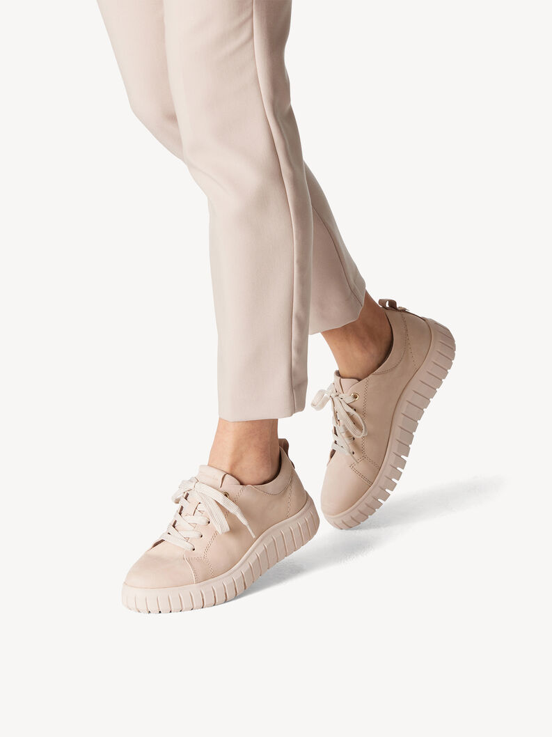 Beige Ledersneaker am Modell mit beigen Hosen