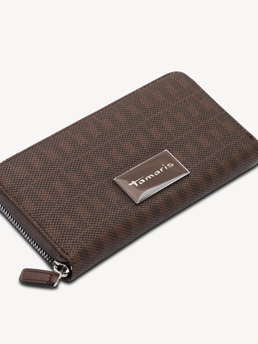 Close-up van bruine Tamaris portemonnee met logo en monogramstructuur