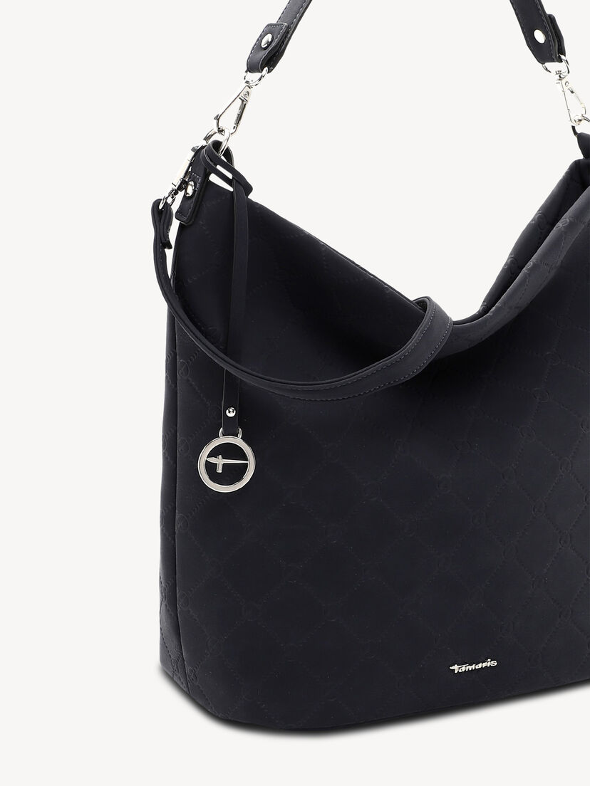 Detail van zwarte gewatteerde tas met metalen logo en kort leren handvat