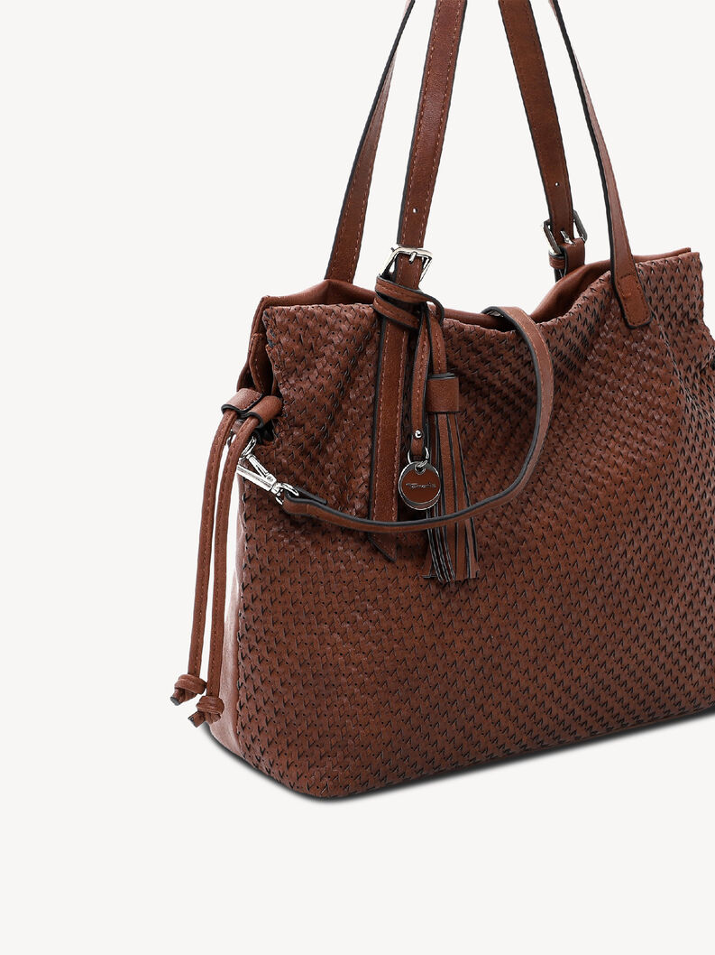 Seitenansicht Detail einer braunen geflochtenen Tasche mit Anh&auml;nger