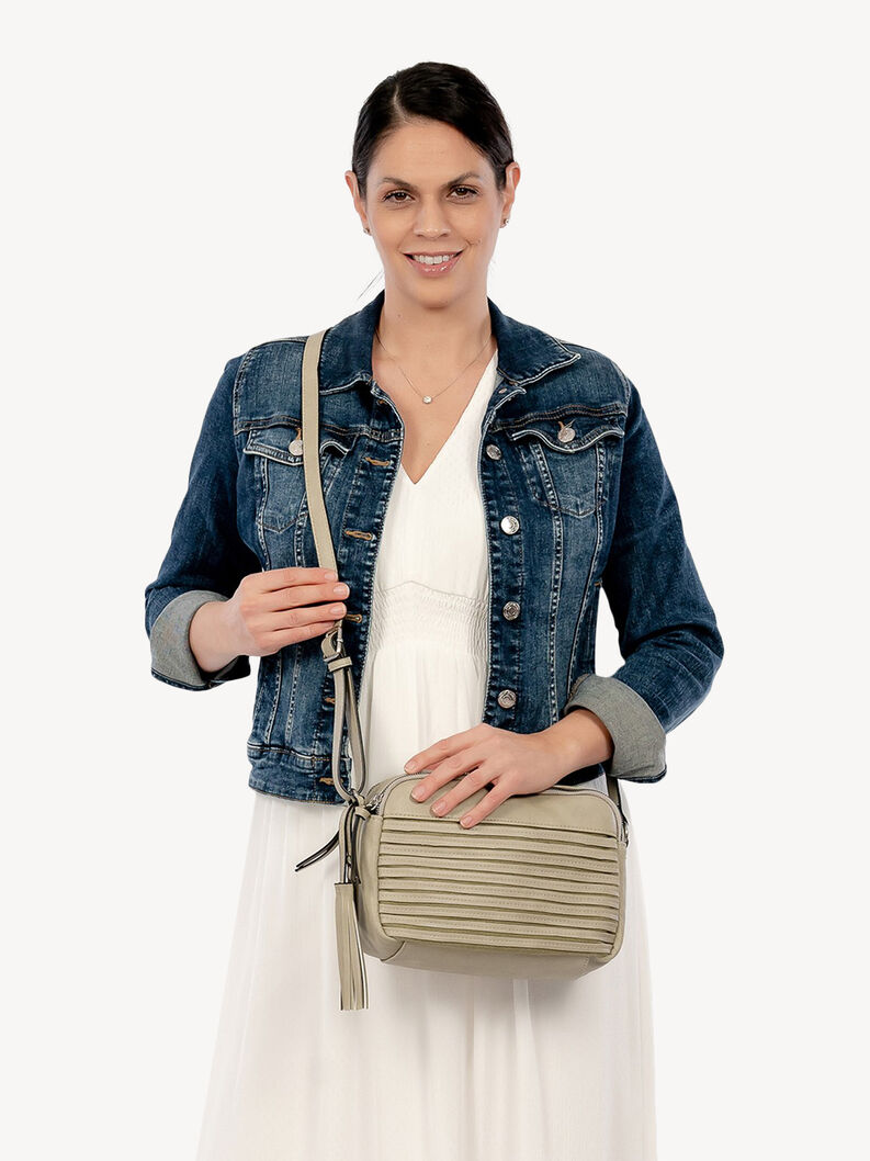 Frau tr&auml;gt beigen Kunstleder-Umh&auml;ngetasche mit Streifenmuster