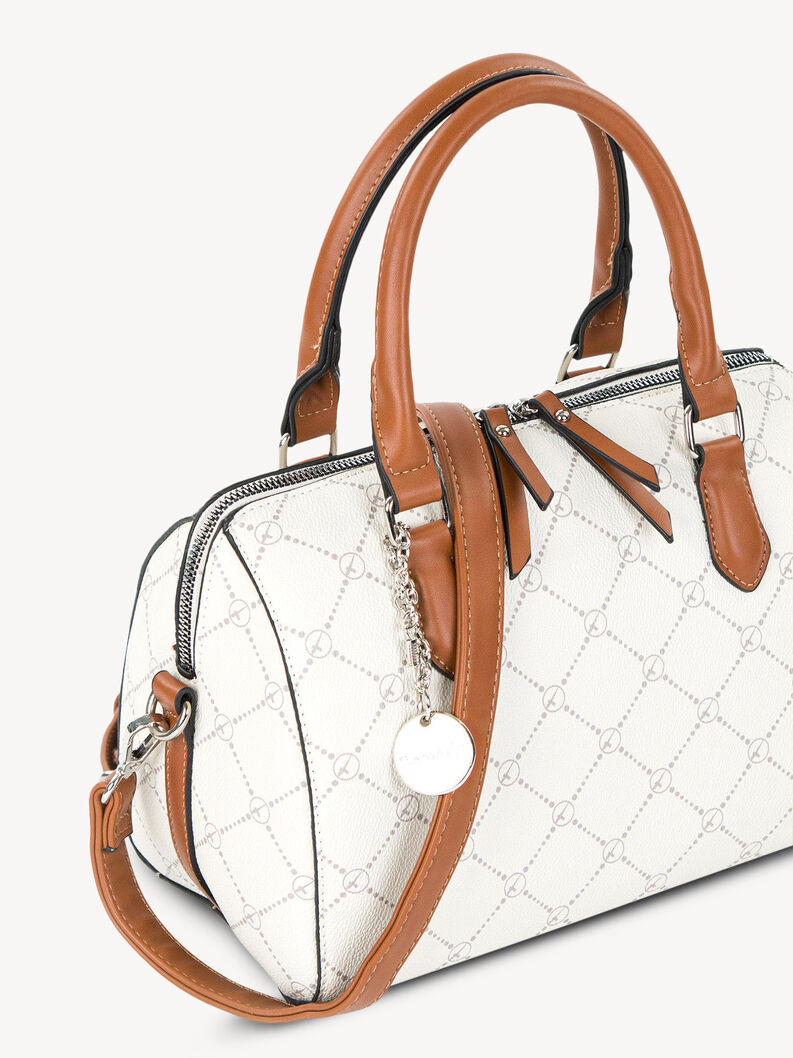 Zbliżenie białej torebki z brązowymi uchwytami i metalowym brelokiem