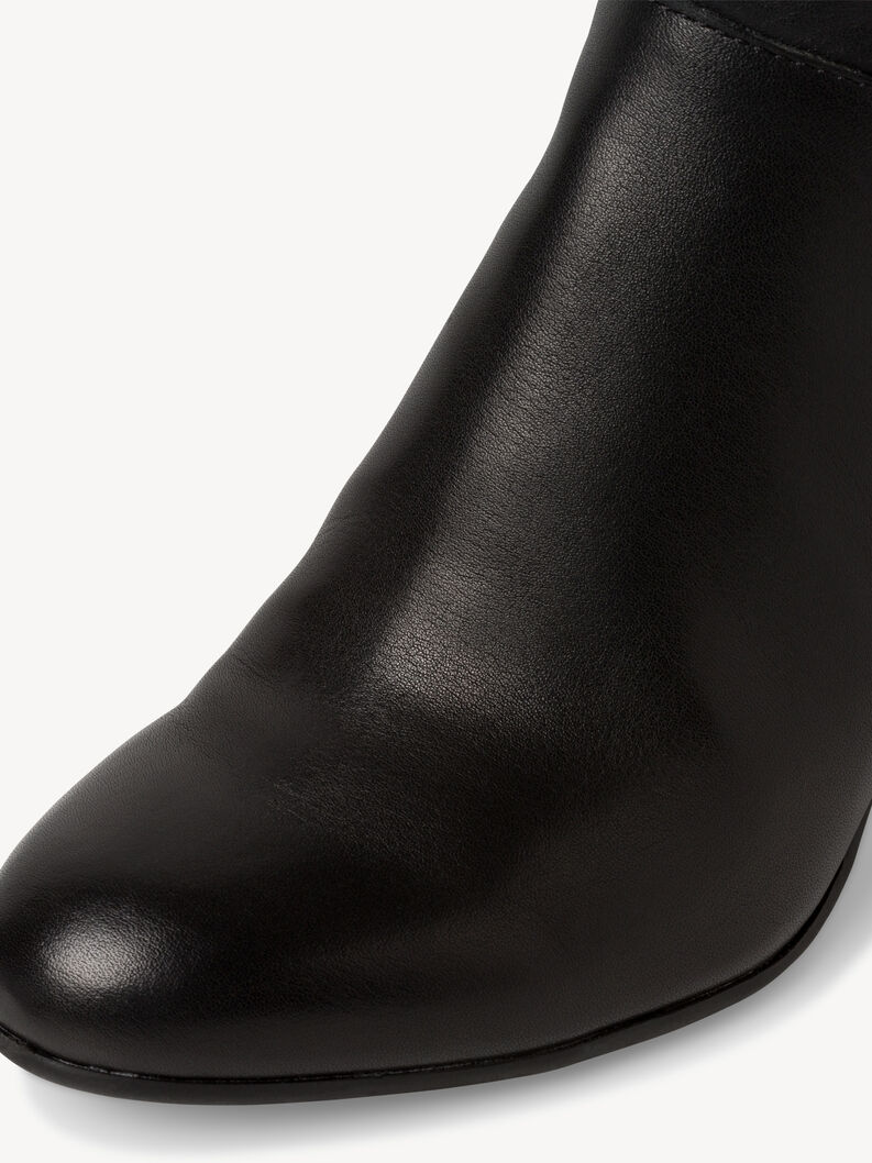 Close-up van zwarte glad leren laarspunt met elegante stijl