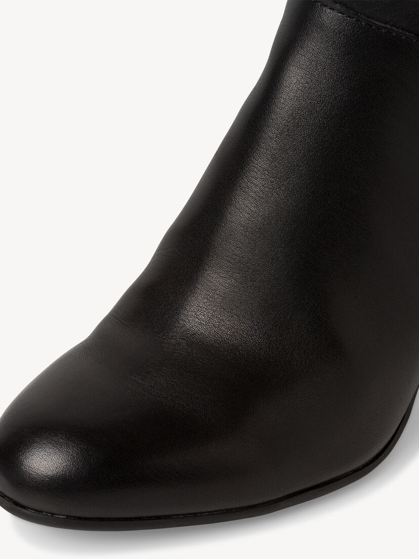 Close-up van zwarte glad leren laarspunt met elegante stijl