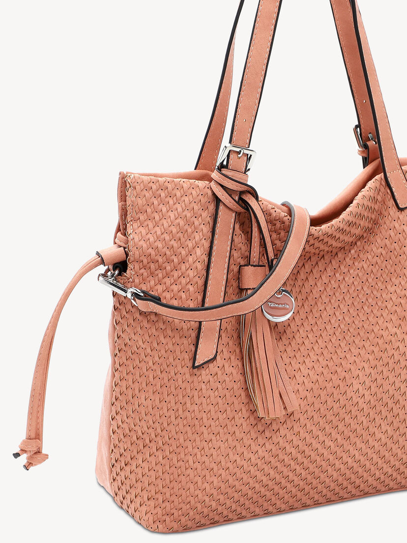 Close-up van zalmkleurige tas met geweven patroon en metalen hanger