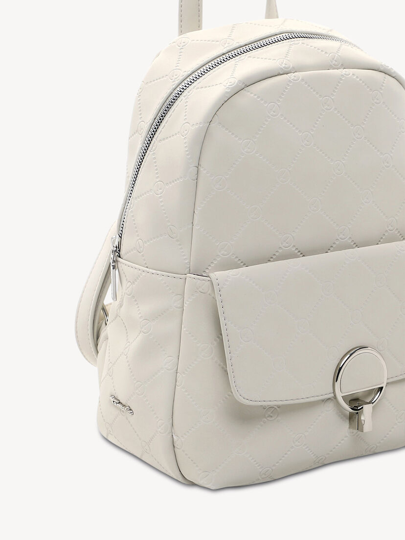 Close-up van kleine beige doorgestikte rugzak met metalen gesp